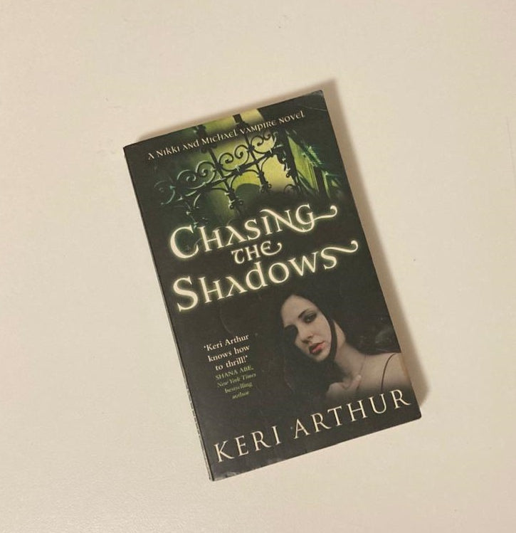 Chasing the shadows - Keri Arthur (Nikki & Michael vampire series #3)