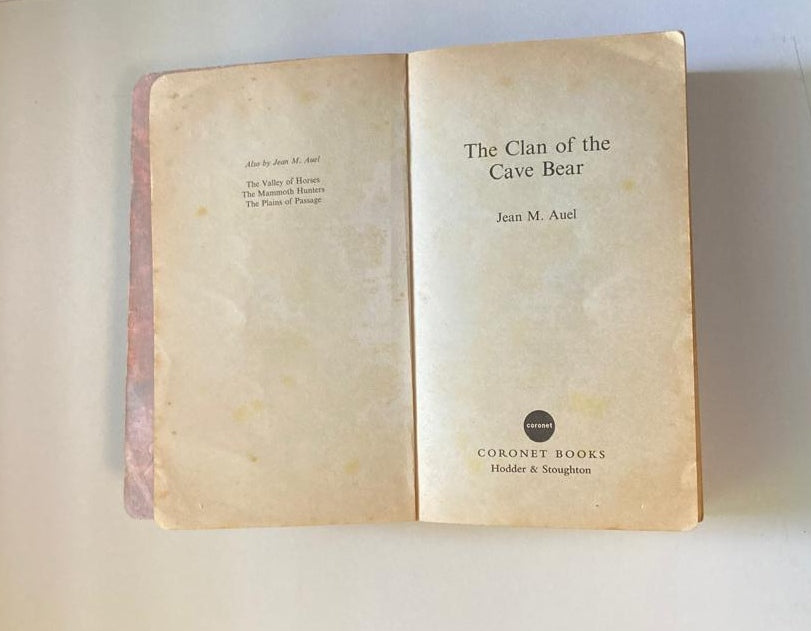 The clan of the cave bear - Jean M. Auel (Earth's Children #1)