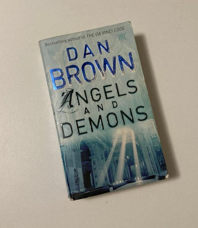 Angels and demons - Dan Brown (Robert Langdon #1)