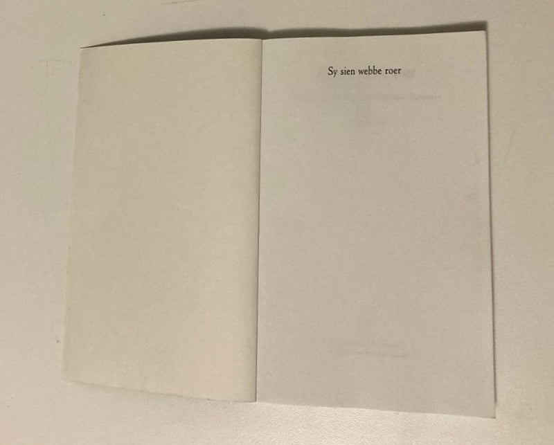 Sy sien webbe roer: ’n Keuse uit die werk van Afrikaanse digteresse saamgestel deur Lina Spies (First edition)