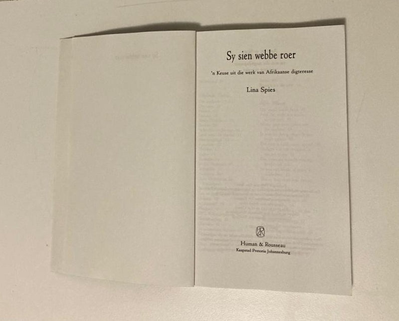 Sy sien webbe roer: ’n Keuse uit die werk van Afrikaanse digteresse saamgestel deur Lina Spies (First edition)